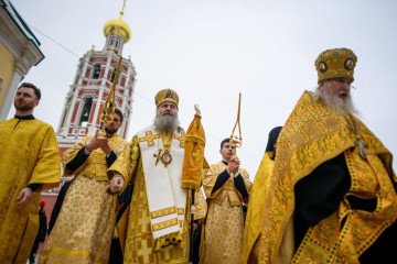 Russian Orthodox priests walk during a religious procession celebrating Saint Peter at the Vissoko Petrovsky Monastery in Moscow on January 3, 2019. (Source: Getty Images)