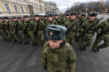Cadetes militares rusos participan en un ensayo del desfile militar del 79.º aniversario, que se celebrará el 9 de mayo, el 23 de abril de 2024, en el centro de San Petersburgo. Foto ilustrativa. (Fuente: Getty Images)