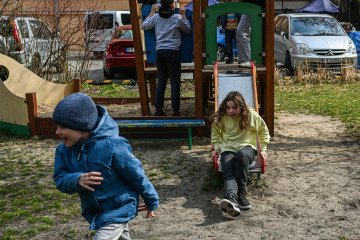 Children who fled the war in Ukraine play on the outdoor park of the Youth Center dr. Henryk Jordan on March 30, 2022 in Krakow, Poland. Illustrative photo. (Source: Getty Images)