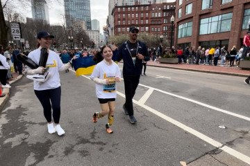 Un adolescente ucraniano que perdió las piernas en un ataque con misiles ayuda a financiar prótesis para veteranos de guerra
