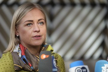 La ministra de Exteriores de Finlandia, Elina Valtonen, estrechando la mano de su homólogo ucraniano con las banderas de la OTAN y Ucrania de fondo.