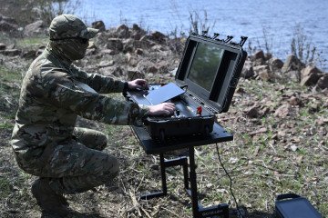 Personal de inteligencia ucraniano muestra un dron naval Magura durante una presentación para los medios en un lugar no revelado de Ucrania. Foto ilustrativa. (Fuente: Getty Images)