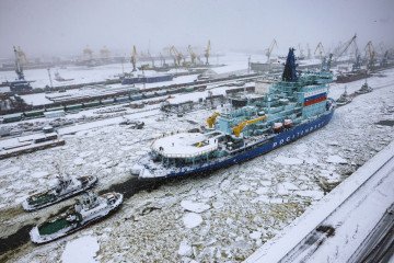 Nuclear icebreaker Yakutiya sails through the Galerny fairway of Kanonersky Island during sea trials during a snowfall in St. Petersburg. (Source: Getty Images)
