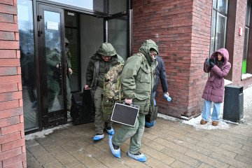 Investigators leave a high-rise residential building, the scene of an assassination attempt on Russian Lieutenant General Vladimir Alekseyev, in Moscow on February 6, 2026. Illustrative photo. (Source: Getty Images)