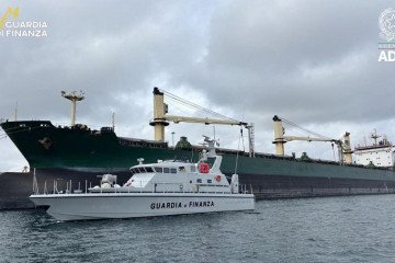 Italian Financial Police detain a cargo vessel in the port of Brindisi for suspected violations of EU sanctions against Russia. (Photo: Guardia di Finanza)