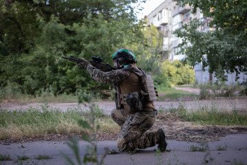Illustrative image. A Ukrainian serviceman of the Special Operations Center “Omega” monitors the situation in the sky for the threat of dropping explosives by Russian FPV drones, July 19, 2025, in Rodynske, Donetsk region, Ukraine. (Source: Getty Images)