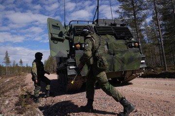 Finland Expands Military Support to Ukraine With New €290 Million Assistance Finnish conscript soldiers board an M270 MLRS heavy rocket launcher. (Source: Getty Images)