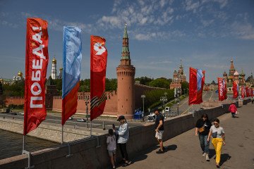 People walk along Moskvoretsky bridge in Moscow. (Source: Getty Images)