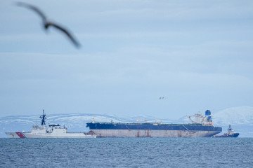 Un barco de la Guardia Costera de EE. UU. acompaña al petrolero Marinera (Bella 1) el 14 de enero de 2026 en Burghead, Escocia. (Fuente: Getty Images)