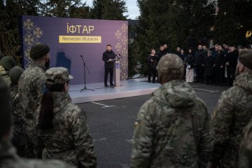 Volodymyr Zelenskyy joins Ukrainian Muslim service members for a traditional Iftar during the holy month of Ramadan. (Source: Office of the President of Ukraine)