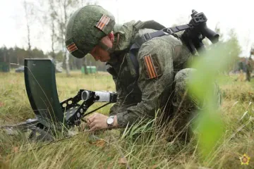 soldado ruso utilizando sistema portátil de comunicación en el campo durante la guerra contra Ucrania equipo militar ruso para coordinación en el frente y transmisión de datos en operaciones militares