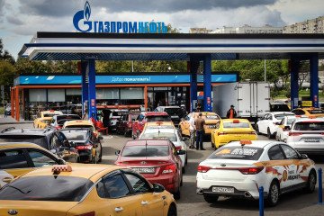 Vehicles queue at a Gazpromneft petrol station in Moscow on August 18, 2026.