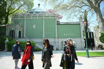 Visitors walk past the closed Pavilion of Russia on a press day at the 59th Venice Art Biennale in Venice on April 20, 2022. Illustrative photo. (Source: Getty Images)