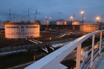 Oil storage tanks are seen at the OAO Transneft transfer station Starolikeyevo, in Kstovo, near Nizhny Novgorod, Russia, on November 25, 2010. Illustrative photo. (Source: Getty Images)