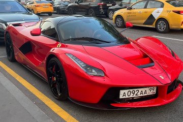 A red Ferrari LaFerrari with Moscow license plates seen parked near Patriarch Ponds. Illustrative photo. (Russian media)