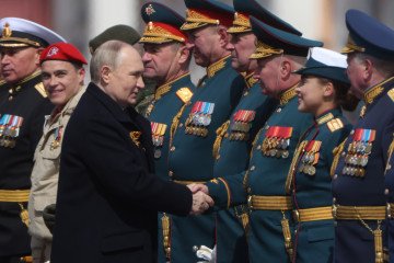 El presidente serbio Vučić asistirá al desfile del Día de la Victoria en Moscú pese a las advertencias de la UE