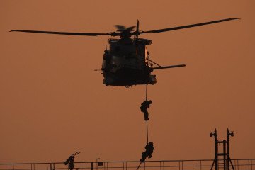 Italian military personnel rappel from a helicopter during the boarding of the tanker Toa Payoh, August 2, 2026. (Source: Italian Defense Ministry)