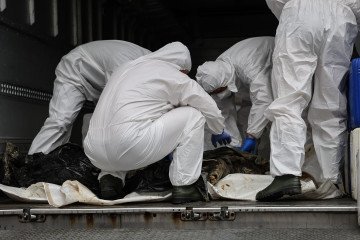 Repatriated bodies of fallen Ukrainian servicemen are inspected by forensic specialists after being delivered to a Kyiv morgue as part of the “6,000 for 6,000” exchange between Ukraine and Russia. June 26, 2025. (Source: Getty Images)
