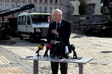 Graham Announces White House Deal on Russia Sanctions Bill, Says It Will Become Law US Senator Lindsey Graham visited Kyiv to meet with Ukrainian leaders. He announced a White House deal for new sanctions on countries buying Russian energy. (Source: Suspilne News/Roman Seredyuk)