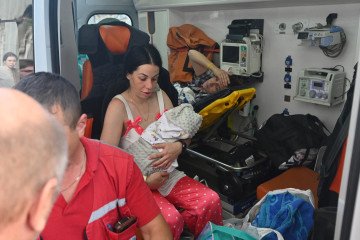 Medical staff evacuate mothers and their newborn babies, patients at a maternity hospital slightly damaged after a drone attack in central Kharkiv on July 11, 2025. Illustrative photo. (Source: Getty Images)