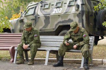 Illustrative image. Russian servicemen sit on a bench in Soledar in the Donetsk region on September 27, 2014. (Source: Getty Images) Illustrative image. Russian servicemen sit on a bench in Soledar in the Donetsk region on September 27, 2014. (Source: Getty Images)