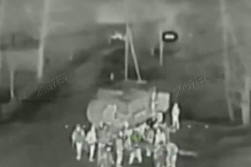Thermal drone footage shows a group of Russian “Akhmat” fighters gathered near a vehicle moments before being targeted by Ukrainian forces. (Source: HUR)