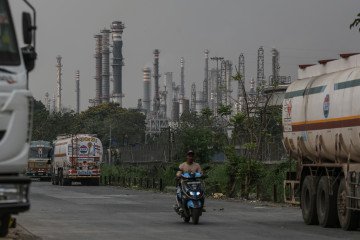 Indian Refineries Rush to Buy Discounted Russian Crude Oil After Sanctions Disruptions Indian Refineries Rush to Buy Discounted Russian Crude Oil After Sanctions Disruptions