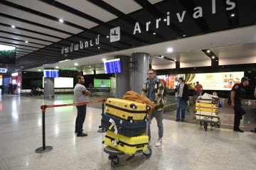 Russians arrive at Yerevan's Zvartnots airport. (Source: Getty Images)