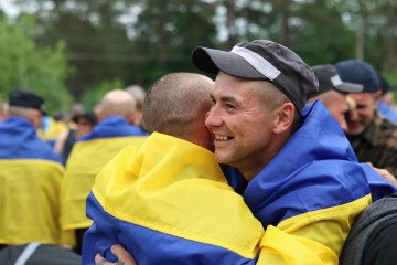 303 soldados ucranianos regresan en la fase final del importante canje de 1.000 por 1.000 prisioneros con Rusia