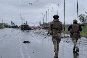 Despite Heavy Losses, Russia Has Failed to Achieve Strategic Objectives in Ukraine, Estonian Intelligence Says Ukrainian infantrymen walk in front of a burned car wreckage at an abandoned checkpoint next to Druzhkivka stele on Kostiantynivka-Kramatorsk road on April 24, 2026 in Donetsk region, Ukraine. (Source: Getty Images)