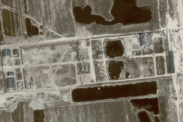 Imágenes satelitales muestran edificios destruidos en el presunto complejo del FSB ruso en Henicheska Hirka, en la Flecha de Arabat ocupada, tras un ataque ucraniano con drones.