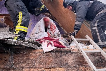 Emergency responders evacuate an injured resident from the roof of a damaged house following a Russian strike in Kyiv region. (Source: State Emergency Service of Ukraine) Emergency responders evacuate an injured resident from the roof of a damaged house following a Russian strike in Kyiv region. (Source: State Emergency Service of Ukraine)