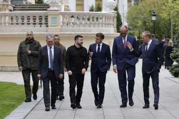 UK Prime Minister Keir Starmer, Ukrainian President Volodymyr Zelenskyy, French President Emmanuel Macron, German Chancellor Friedrich Merz, and PM Donald Tusk walk together during a meeting in Kyiv on May 10, 2025. (Source: Getty Images)