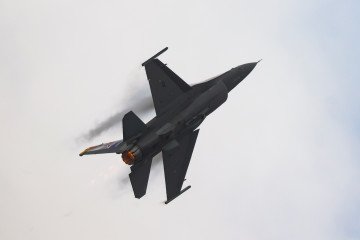 El primer vídeo de un F-16 ucraniano en acción muestra el impacto de un misil contra un dron