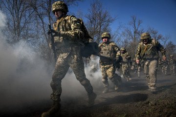 Recruits, supervised by instructors, cover a distance on Day Zero of Basic Military Training at the 118th Separate Mechanised Brigade of the Ukrainian Armed Forces on April 5, 2026. Illustrative photo. (Source: Getty Images)
