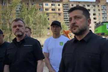 Zelenskyy arrives at the site of the strike in Kyiv's Darnytskyi district. (Source: Screenshot from "Novyny. Live" video)