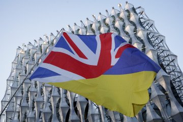 El Reino Unido envía un segundo pago de 990 millones de dólares a Ucrania respaldado por activos rusos congelados El Reino Unido envía un segundo pago de 990 millones de dólares a Ucrania respaldado por activos rusos congelados