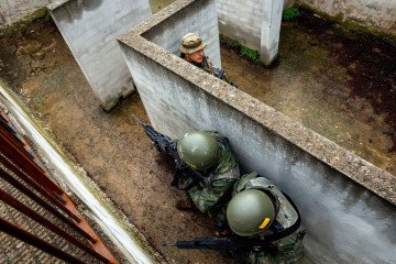 Instructor militar de España adiestrando a reclutas ucranianos en tácticas de combate e infantería en el centro de coordinación de Toledo.