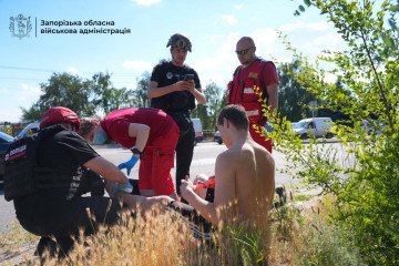 First responders provide emergency medical aid to a civilian wounded during a Russian strike on Zaporizhzhia. (Source: Ivan Fedorov, head of the Zaporizhzhia Regional State Administration)