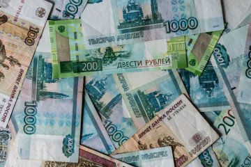 Ruble notes of different denominations lie on a table. (Source: Getty Images)