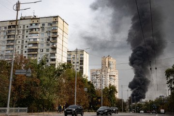Smoke from a Russian drone strike rises over a residential area on September 23, 2026 in Kyiv, Ukraine. Illustrative photo. (Source: Getty Images)