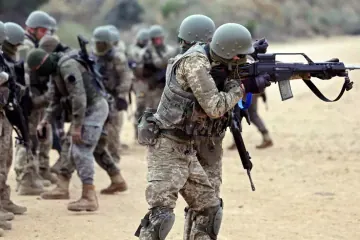Militares españoles instruyen a soldados ucranianos en el marco de la misión de adiestramiento de la UE. Militares españoles entrenan a un grupo de soldados ucranianos en una instalación militar.