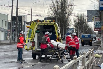 Medics load a stretcher with a dead civilian on into an ambulance on February 21, 2023 in Kherson, Ukraine. Illustrative photo. (Source: Getty Images)