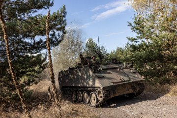 Decenas de APC retirados del servicio en 2021 se dirigen ahora a Ucrania desde este país. ¿Qué sabemos?