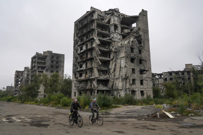 Fotografía de los primeros bombardeos rusos sobre los edificios civiles de Mariúpol durante el inicio del asedio militar.