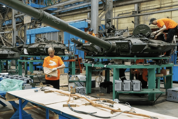 Trabajadores operando en una línea de montaje mientras ensamblan tanques de combate T-90M en el interior de una instalación de fabricación de defensa en Rusia.