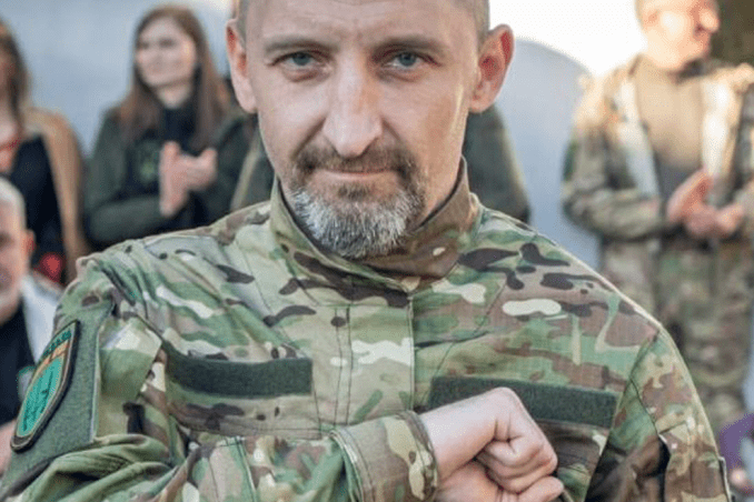 Defensor de Azovstal salvando vidas en Lviv mientras Rusia lleva a cabo un ataque aéreo.