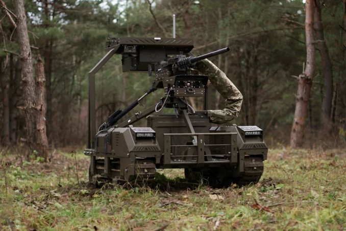 Vehículo terrestre no tripulado ucraniano Droid TW-12.7, equipado con una ametralladora pesada M2 Browning.