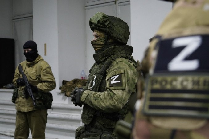 Civiles y voluntarios rusos recibiendo instrucción y entrenamiento de tiro por parte de militares y fuerzas de seguridad en Rostov, Rusia.