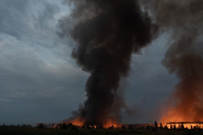 Smoke rising from a warehouse destroyed during massive Russian ballistic missile and drone strikes on the outskirts of Kyiv early on August 5, 2026. Illustrative photo. (Source: Getty Images) Smoke rising from a warehouse destroyed during massive Russian ballistic missile and drone strikes on the outskirts of Kyiv early on August 5, 2026. Illustrative photo. (Source: Getty Images)